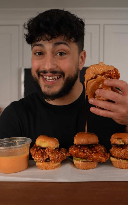 Honey Bbq Chicken Sliders 🤭 Recipe:  2 lbs boneless chicken thighs (salt brine overnight)  Wet batter:  1 cup flour  1/3 cup corn starch  1/4 cup egg whites  8-12 oz sparkling water  Dry batter: 3 cups flour 1 cup corn starch 1 tsp baking powder  1 tsp Chili  1 tsp Garlic powder  1 tsp Paprika  1/2 tsp Pepper  Salt comes from dry brine and after frying  Sauce:  1 cup ketchup 1/4 cup Worcestershire sauce  2 tbsp apple cider vinegar  2 tbsp chipotle hot sauce  1/4 cup honey 3 tbsp butter  To assemble: Brioche bun sliders (as many as the chicken thighs)  Pickles  Spicy mayo: 1 cup mayo  1/4 cup hot sauce  1 tsp paprika  1/2 tsp chili powder  2 tbsp honey  Salt to taste 