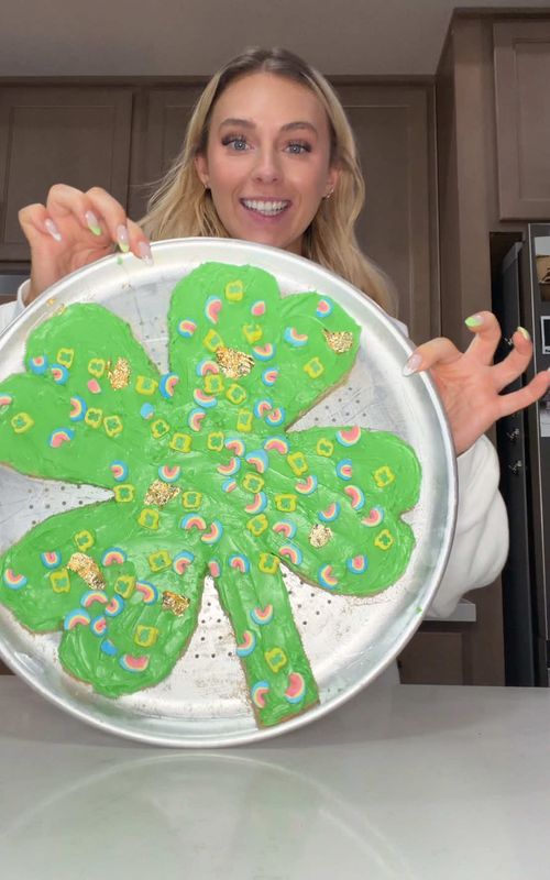 Cereal with water is not that bad.. 🥸 #DIY #baking making a green four leaf clover cookie pizza