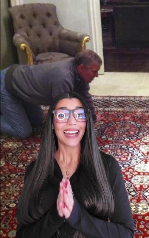 Salen a la luz nuevas fotos del príncipe Andrés jugando con un niño y una pelota que simula un pecho Se han filtrado nuevas imágenes de 2011 en las que el Príncipe Andrés aparece en su residencia de Windsor con un menor. En una está recostado en un sofá con un niño y en otra arrodillado jugando con el con lo que parece una pelota que simula el pecho de una mujer. Estas imágenes se suman a la polémica que arrastra por su relación con Jeffrey Epstein, un vínculo que ya dañó gravemente su imagen pública. Su detención ha sacudido al Reino Unido porque es la primera vez en 350 años que arrestan a un miembro de la realeza inglesa, aunque la Corona intenta mantener la normalidad institucional. Desde el Palacio de Buckingham reaccionaron rápido con un comunicado en el que el rey Carlos III aseguró que “la ley debe seguir su curso”. Fuente: RTVE y antena3 👀@Paula Munoz Soriano 