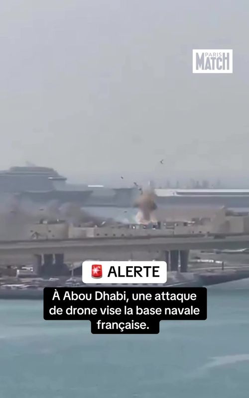 Abou Dhabi : une attaque de drone vise la base navale française Une attaque de drone a provoqué un incendie sur la base navale française d’Abu Dhabi, dans un contexte de fortes tensions régionales après l’opération conjointe menée samedi matin par les États-Unis et Israël contre la République islamique d’Iran. Selon les informations du Parisien, la frappe a entraîné des dégâts matériels, sans toutefois compromettre les capacités opérationnelles françaises sur place. Aucun blessé n’est à déplorer. L’incident intervient alors que les installations militaires étrangères dans le Golfe apparaissent particulièrement exposées aux répercussions du conflit en cours. 🎥 X #onregardequoi #sinformersurtiktok #iran #france #war 