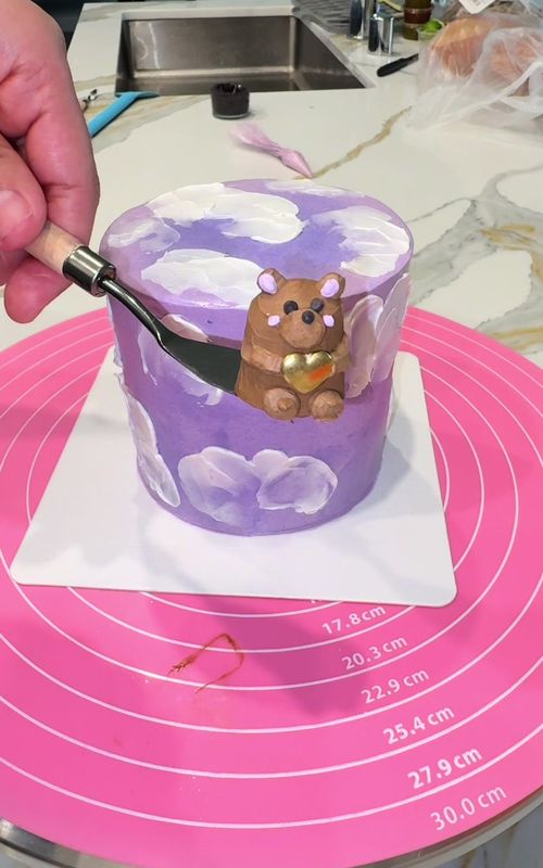 Feliz Viernes ☺️☀️ vamos a decorar un mini pastel con ositos hehos en buttercream! #creatorsearchinsights #cakedecorating #pasteleria #baking 