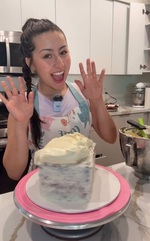 Acompáñame a decorar rápidamente mi pastel de cumpleaños 🎂 ✨☺️ tengo el video completo en YouTube para que vallas a verlo💕 #creatorsearchinsights #cakedecorating #pasteleria #baking 