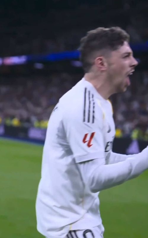 Fede Valverde receiving a standing ovation. 👏👏👏👏 #LALIGAHighlights #LALIGAEASPORTS #RealMadridElche #DeportesEnTikTok 