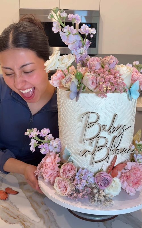 Acompañame a decorar un pastel de doble altura con tema de baby in bloom💐🦋 con mucha mucha flor natural #creatorsearchinsights #cakedecorating #pasteleria #baking @Fanny Davalos 💕