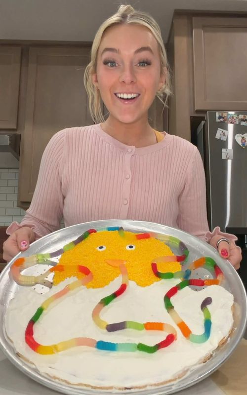 The worm 💀🐣🪱 #DIY #baking #bloompartner @Bloom Nutrition making an baby chick cookie pizza with 6ft gummy worm for Easter