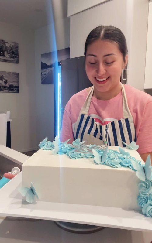 Me toco humillarme de nuevo por distraída 🥹 me equivoqué en la decoración de este pastel 🎂 #creatorsearchinsights #cakedecorating #pasteleria #baking 