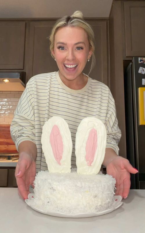 Happy Easter 🥰🐰🎂🌷 #DIY #baking making a marble bunny cake with coconut & chocolate ears 