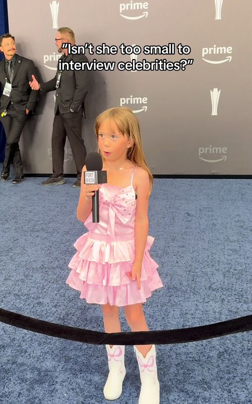 Not them all getting down to her level 😭  @ACM Awards @thefortnash 